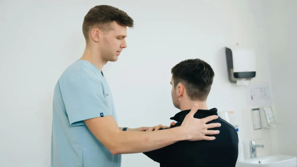 7 تمارين يمكنك القيام بها أثناء الجلوس لتقليل آلام الظهر