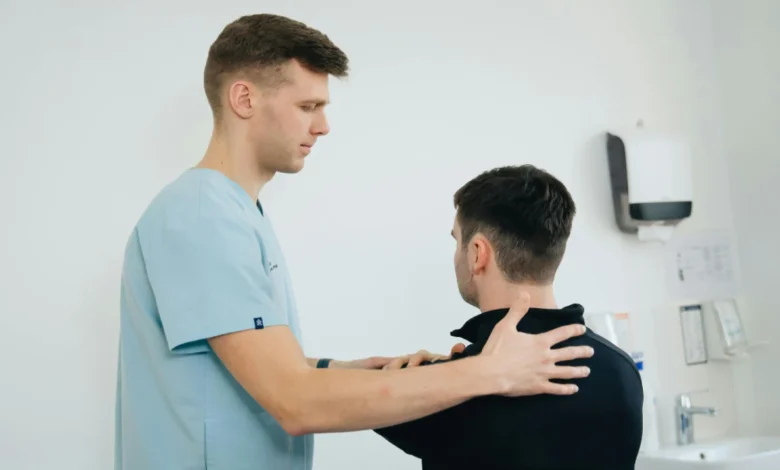 7 تمارين يمكنك القيام بها أثناء الجلوس لتقليل آلام الظهر